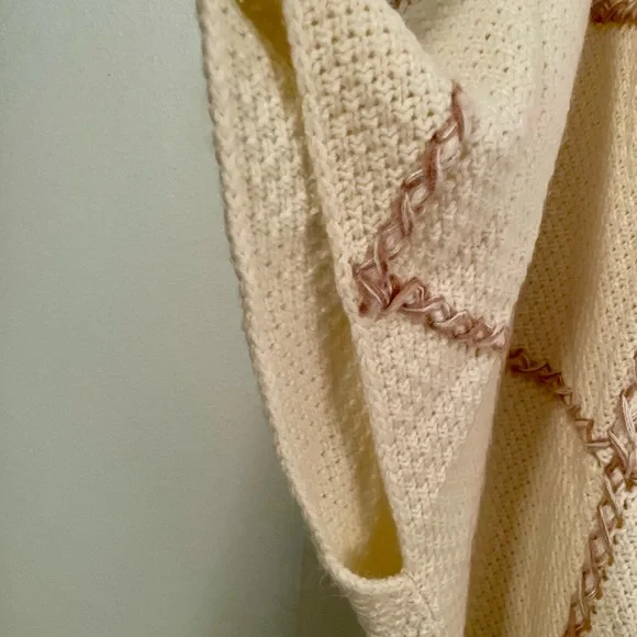 Knox Rose Open Poncho - Picture 6 of 8